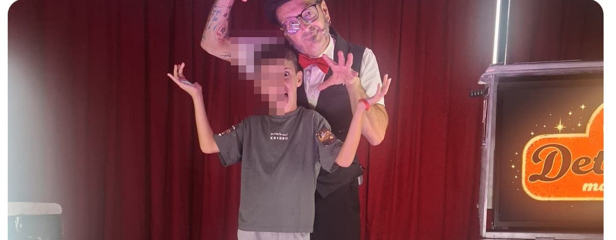 Magico Camillo con un bambino durante uno spettacolo, foto da una recensione Google
