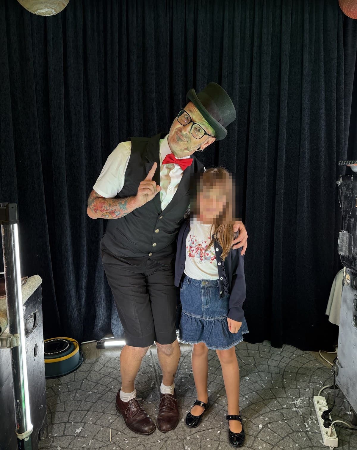 Magico Camillo con una bambina dopo lo spettacolo, foto da una recensione Google
