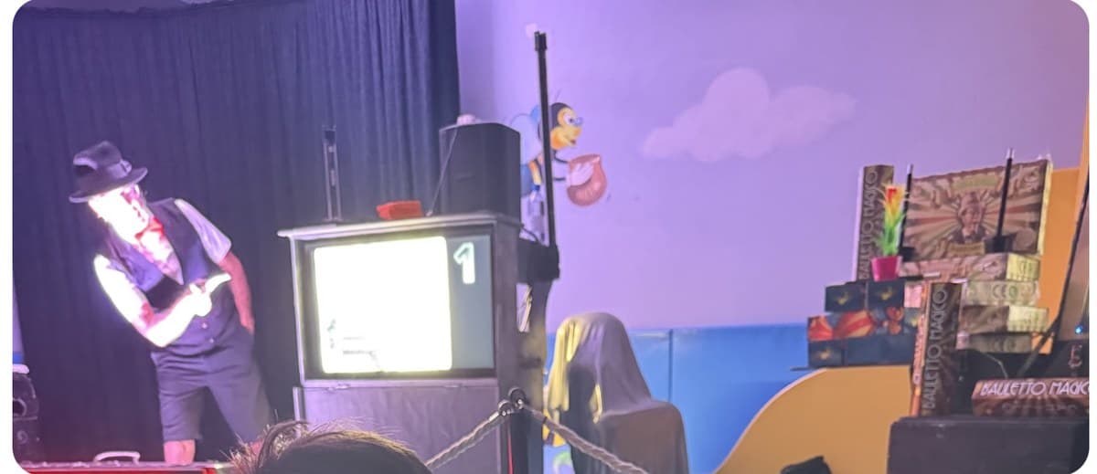 Magico Camillo sul palco durante uno spettacolo, foto da una recensione Google